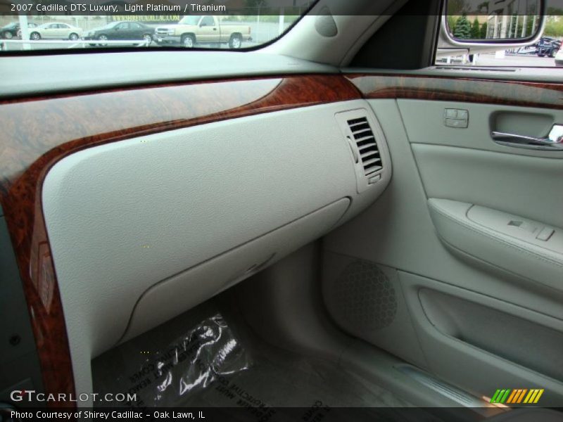 Light Platinum / Titanium 2007 Cadillac DTS Luxury