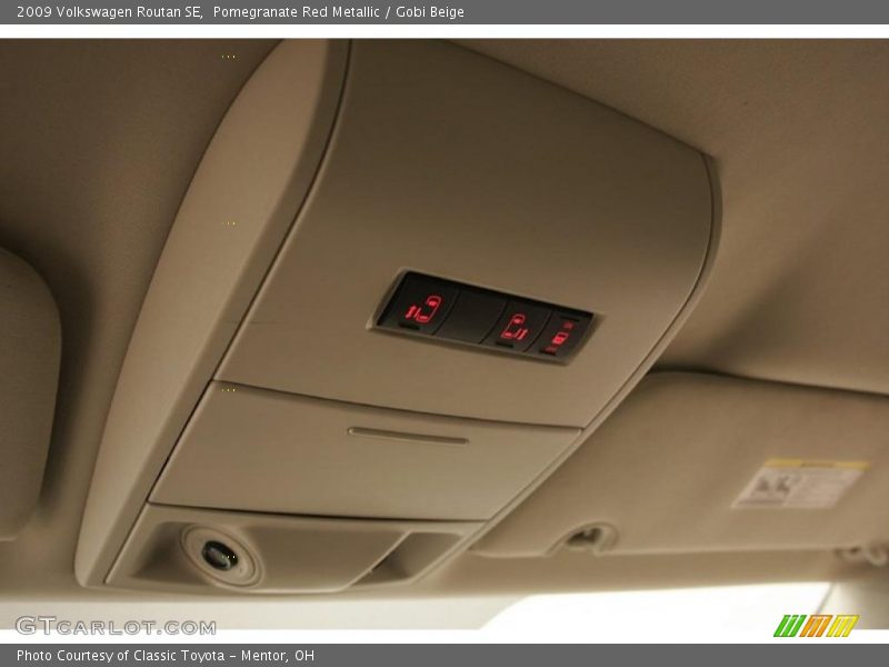 Pomegranate Red Metallic / Gobi Beige 2009 Volkswagen Routan SE