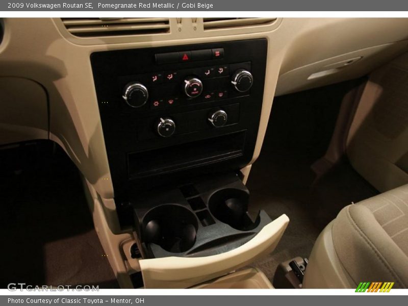 Pomegranate Red Metallic / Gobi Beige 2009 Volkswagen Routan SE