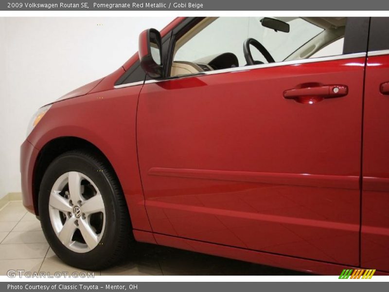 Pomegranate Red Metallic / Gobi Beige 2009 Volkswagen Routan SE