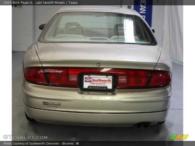 Light Sandrift Metallic / Taupe 2001 Buick Regal LS