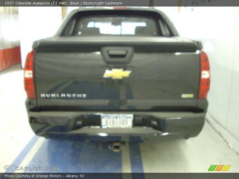 Black / Ebony/Light Cashmere 2007 Chevrolet Avalanche LTZ 4WD