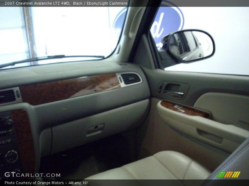 Black / Ebony/Light Cashmere 2007 Chevrolet Avalanche LTZ 4WD