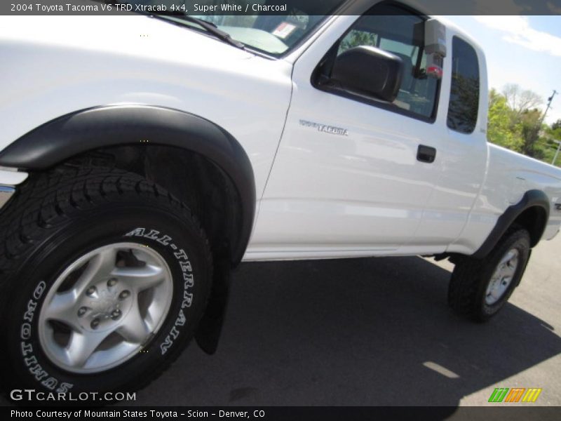 Super White / Charcoal 2004 Toyota Tacoma V6 TRD Xtracab 4x4