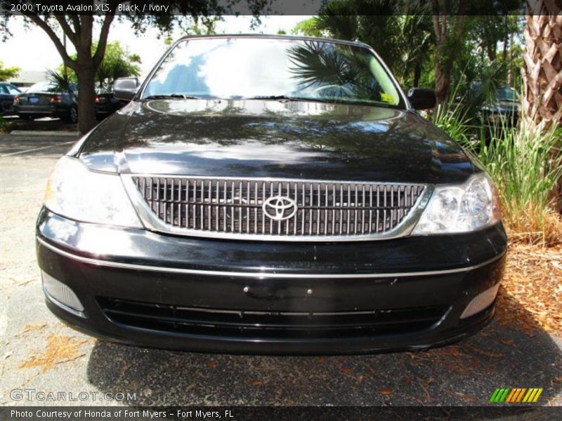 Black / Ivory 2000 Toyota Avalon XLS