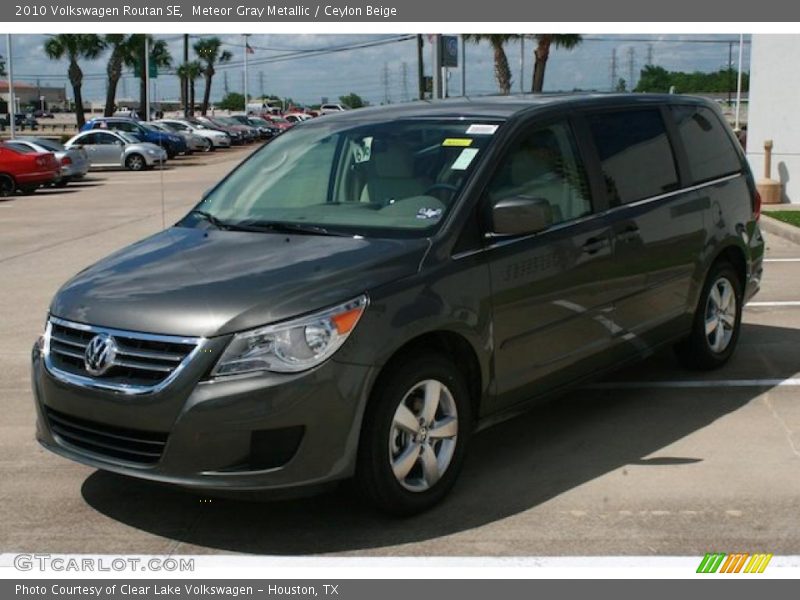 Meteor Gray Metallic / Ceylon Beige 2010 Volkswagen Routan SE