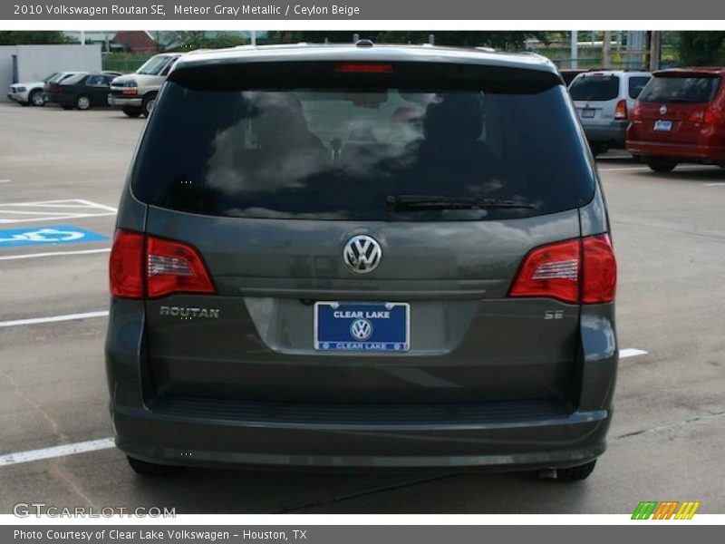 Meteor Gray Metallic / Ceylon Beige 2010 Volkswagen Routan SE