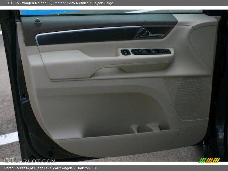 Meteor Gray Metallic / Ceylon Beige 2010 Volkswagen Routan SE