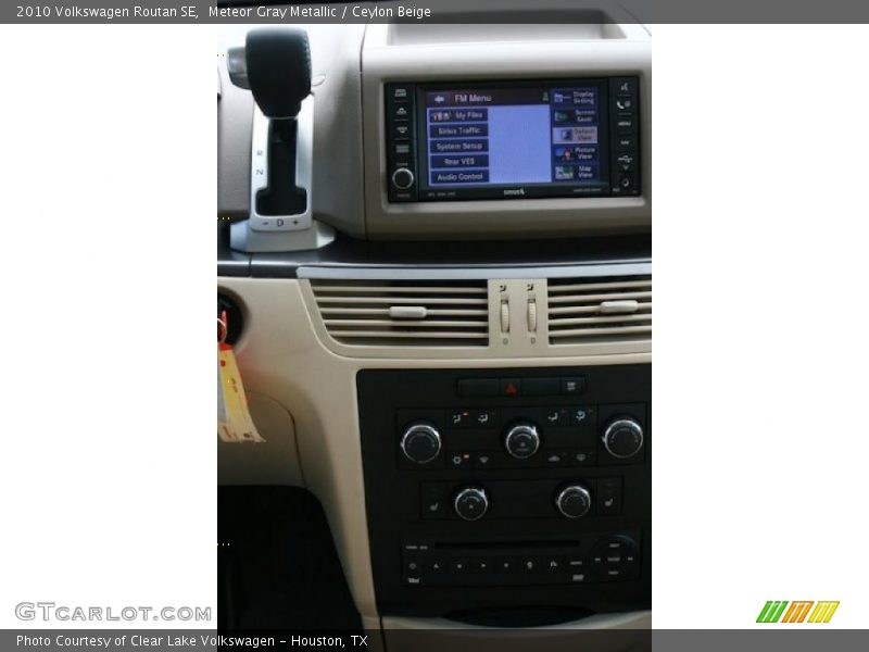 Meteor Gray Metallic / Ceylon Beige 2010 Volkswagen Routan SE