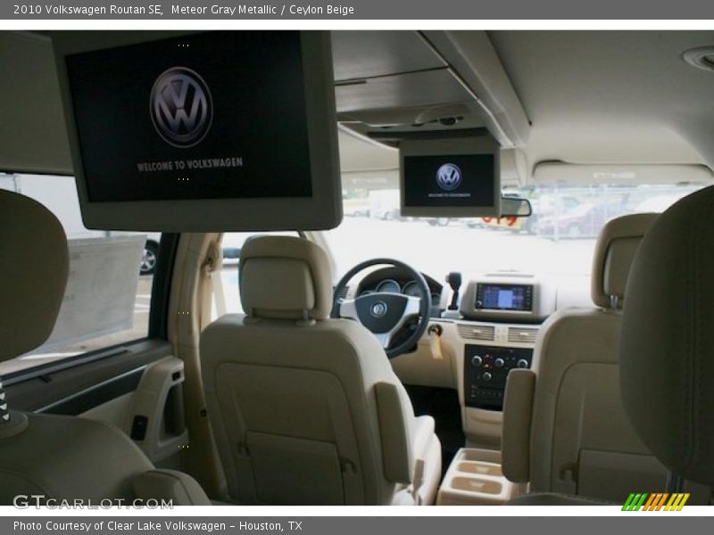 Meteor Gray Metallic / Ceylon Beige 2010 Volkswagen Routan SE
