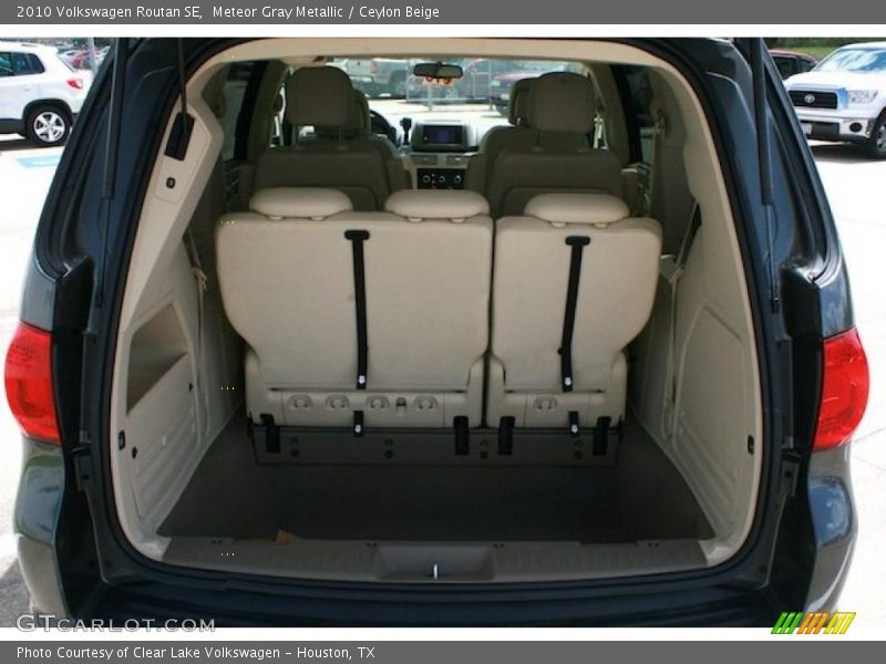 Meteor Gray Metallic / Ceylon Beige 2010 Volkswagen Routan SE