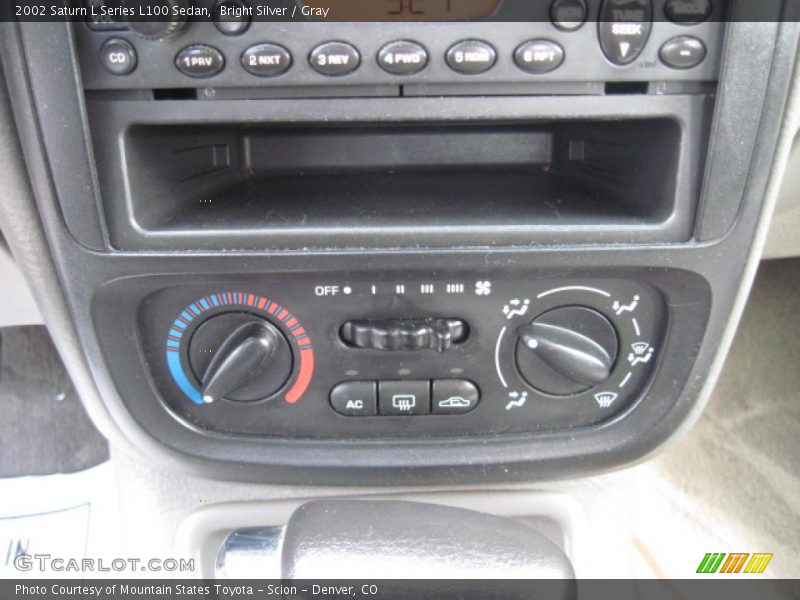 Bright Silver / Gray 2002 Saturn L Series L100 Sedan