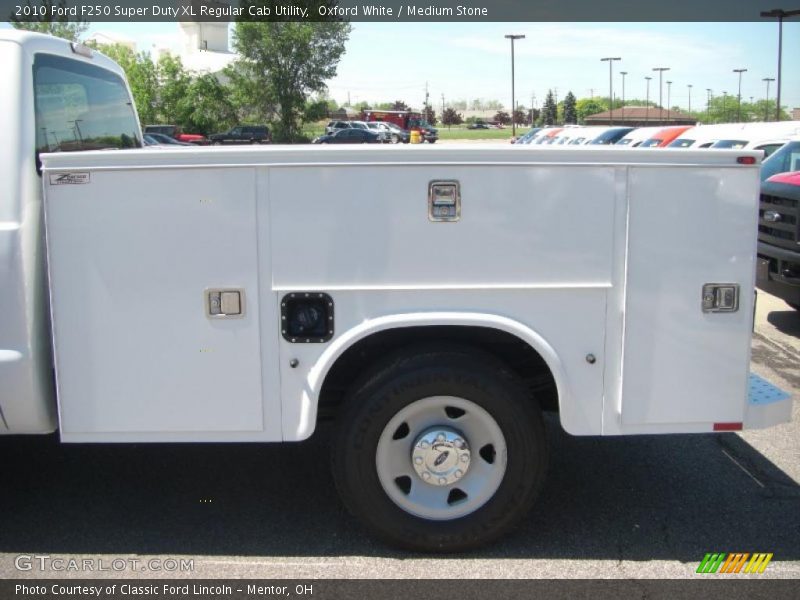 Oxford White / Medium Stone 2010 Ford F250 Super Duty XL Regular Cab Utility