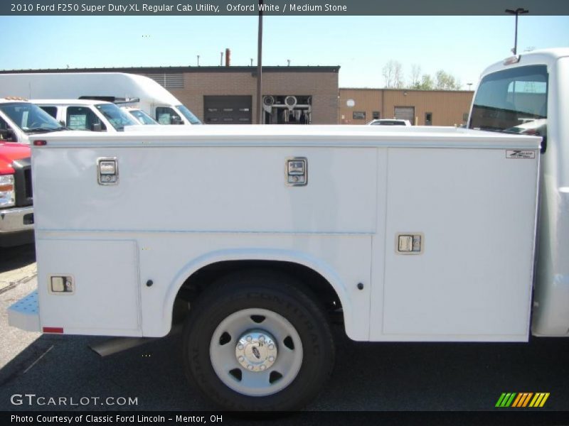 Oxford White / Medium Stone 2010 Ford F250 Super Duty XL Regular Cab Utility