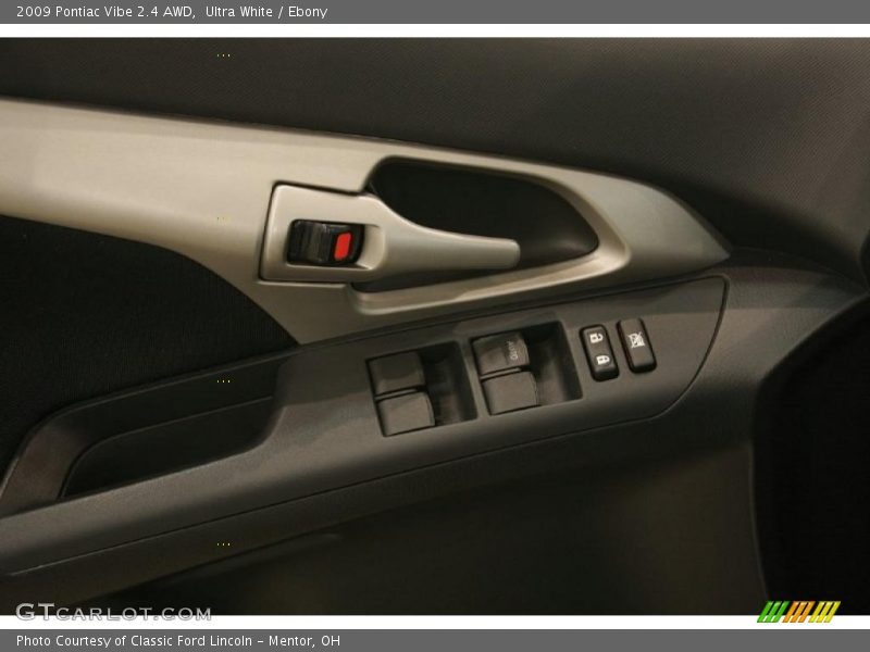 Ultra White / Ebony 2009 Pontiac Vibe 2.4 AWD