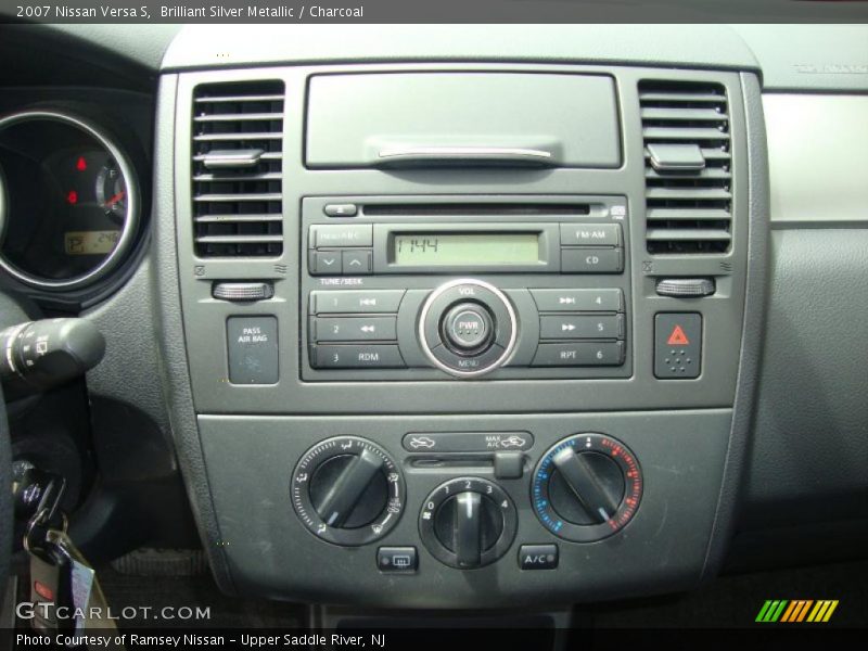 Brilliant Silver Metallic / Charcoal 2007 Nissan Versa S