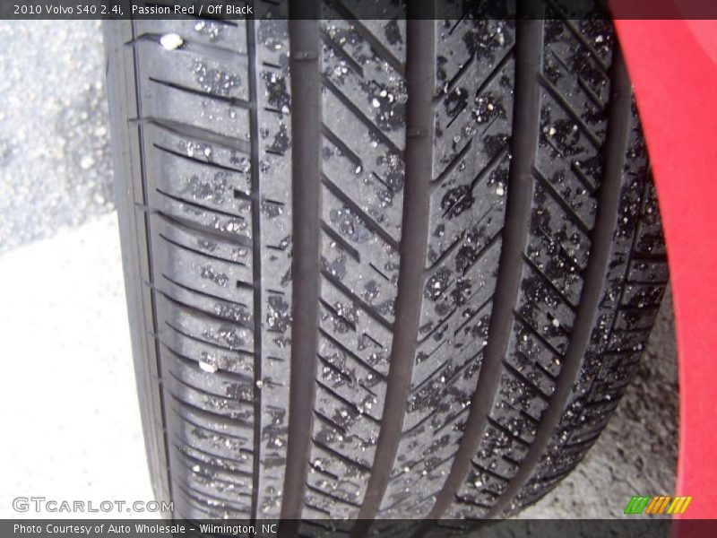 Passion Red / Off Black 2010 Volvo S40 2.4i