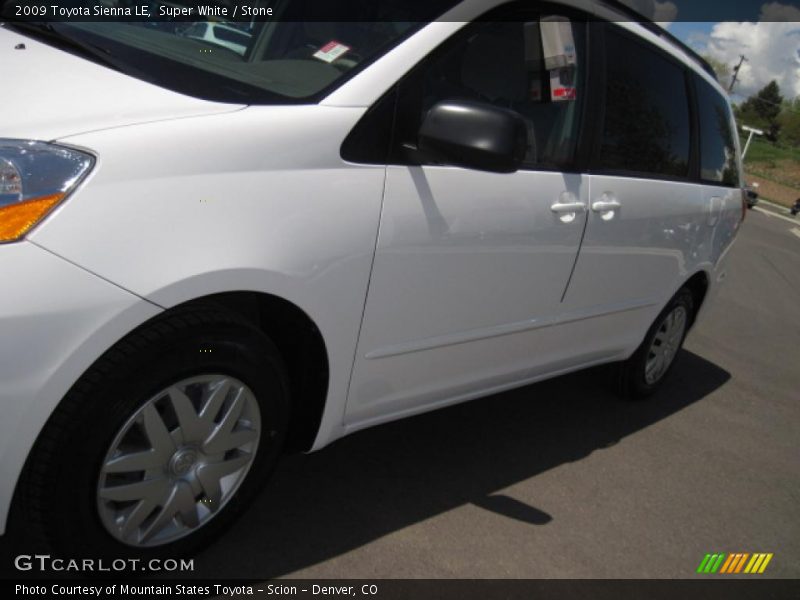 Super White / Stone 2009 Toyota Sienna LE