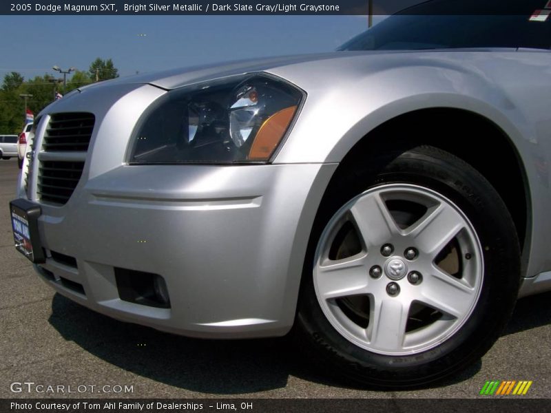 Bright Silver Metallic / Dark Slate Gray/Light Graystone 2005 Dodge Magnum SXT