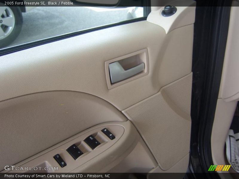 Black / Pebble 2005 Ford Freestyle SE