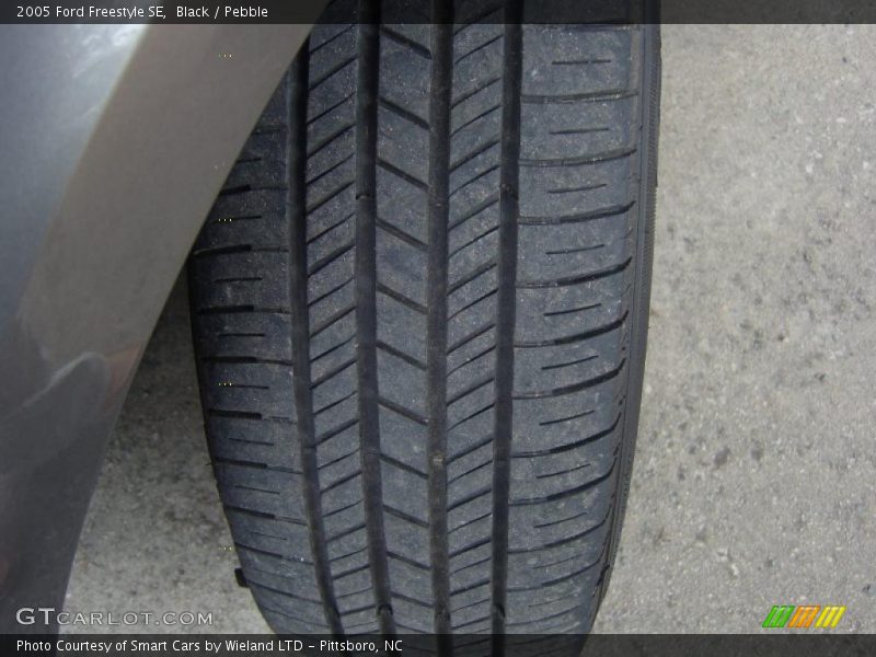 Black / Pebble 2005 Ford Freestyle SE