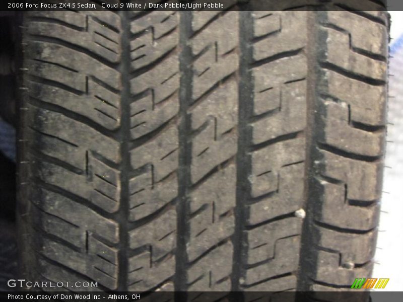 Cloud 9 White / Dark Pebble/Light Pebble 2006 Ford Focus ZX4 S Sedan