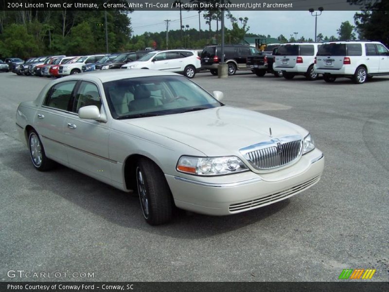 Ceramic White Tri-Coat / Medium Dark Parchment/Light Parchment 2004 Lincoln Town Car Ultimate