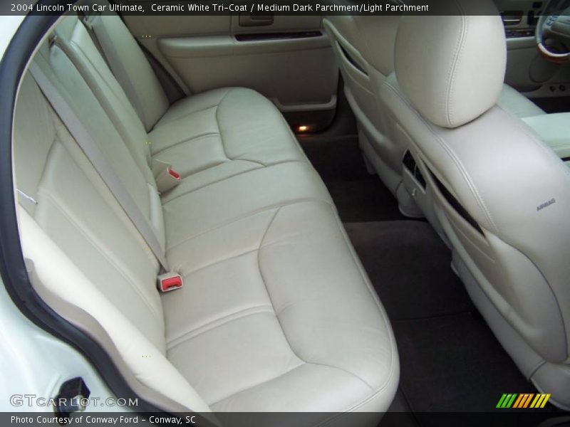 Ceramic White Tri-Coat / Medium Dark Parchment/Light Parchment 2004 Lincoln Town Car Ultimate