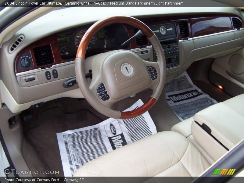 Ceramic White Tri-Coat / Medium Dark Parchment/Light Parchment 2004 Lincoln Town Car Ultimate