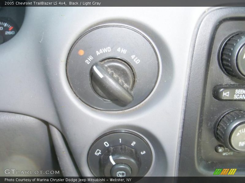 Black / Light Gray 2005 Chevrolet TrailBlazer LS 4x4