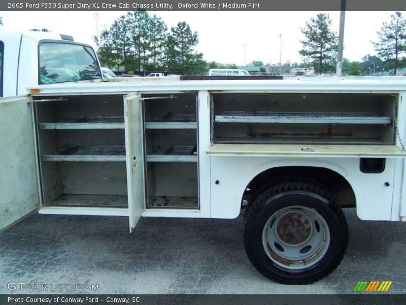 Oxford White / Medium Flint 2005 Ford F550 Super Duty XL Crew Cab Chassis Utility