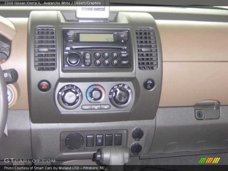 Avalanche White / Desert/Graphite 2006 Nissan Xterra X