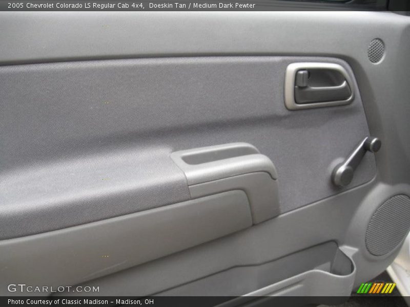Doeskin Tan / Medium Dark Pewter 2005 Chevrolet Colorado LS Regular Cab 4x4