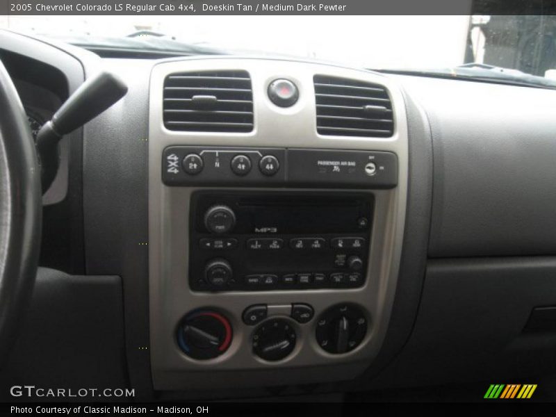 Doeskin Tan / Medium Dark Pewter 2005 Chevrolet Colorado LS Regular Cab 4x4