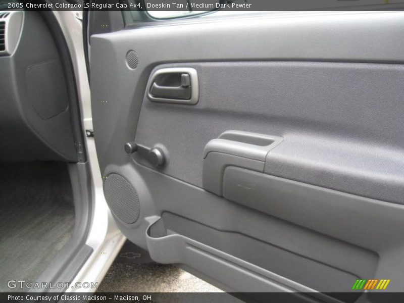 Doeskin Tan / Medium Dark Pewter 2005 Chevrolet Colorado LS Regular Cab 4x4