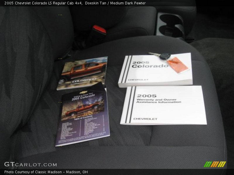 Doeskin Tan / Medium Dark Pewter 2005 Chevrolet Colorado LS Regular Cab 4x4