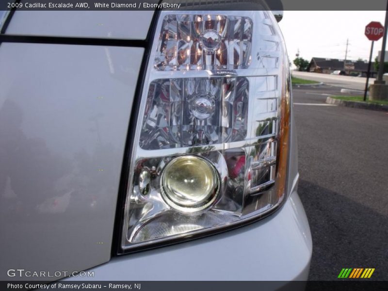 White Diamond / Ebony/Ebony 2009 Cadillac Escalade AWD