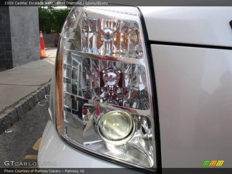 White Diamond / Ebony/Ebony 2009 Cadillac Escalade AWD