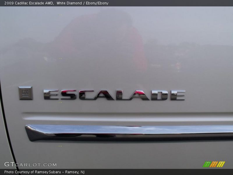 White Diamond / Ebony/Ebony 2009 Cadillac Escalade AWD