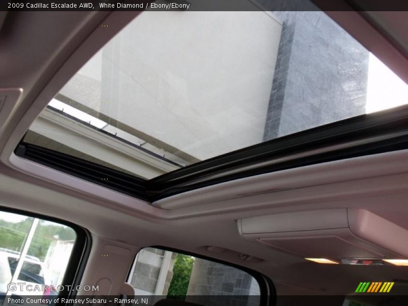 White Diamond / Ebony/Ebony 2009 Cadillac Escalade AWD