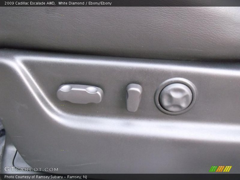 White Diamond / Ebony/Ebony 2009 Cadillac Escalade AWD