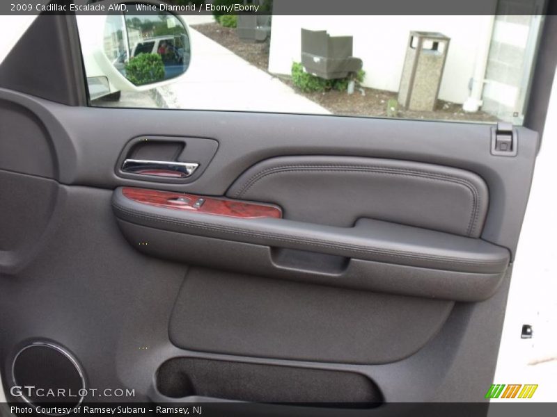 White Diamond / Ebony/Ebony 2009 Cadillac Escalade AWD