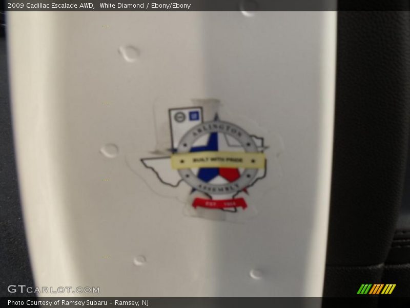 White Diamond / Ebony/Ebony 2009 Cadillac Escalade AWD