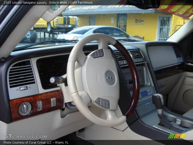 Oxford White / Light Parchment 2003 Lincoln Navigator Luxury