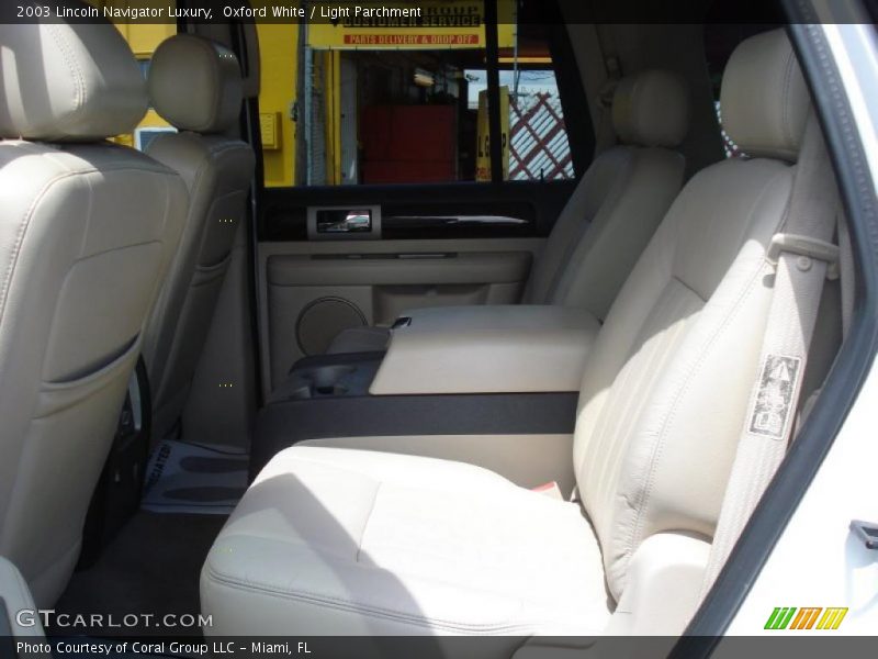Oxford White / Light Parchment 2003 Lincoln Navigator Luxury