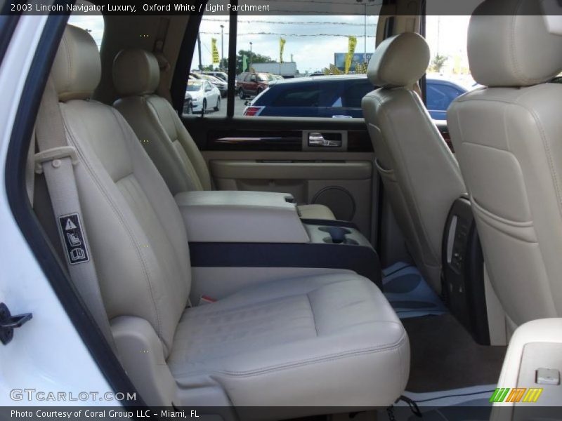 Oxford White / Light Parchment 2003 Lincoln Navigator Luxury