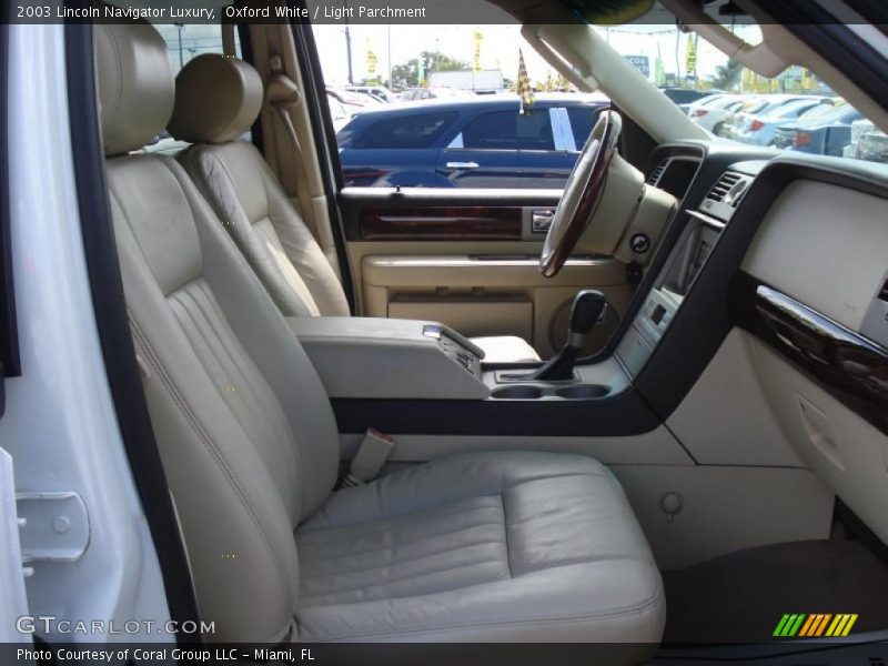 Oxford White / Light Parchment 2003 Lincoln Navigator Luxury