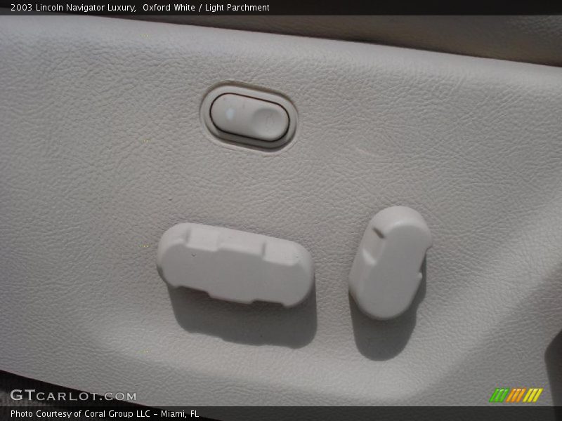 Oxford White / Light Parchment 2003 Lincoln Navigator Luxury