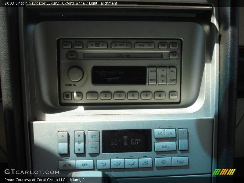 Oxford White / Light Parchment 2003 Lincoln Navigator Luxury
