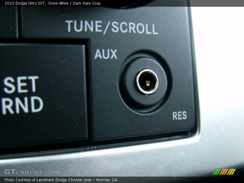 Stone White / Dark Slate Gray 2010 Dodge Nitro SXT